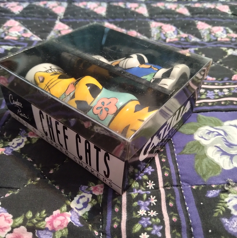 Brand new set of ceramic cat salt/pepper shakers